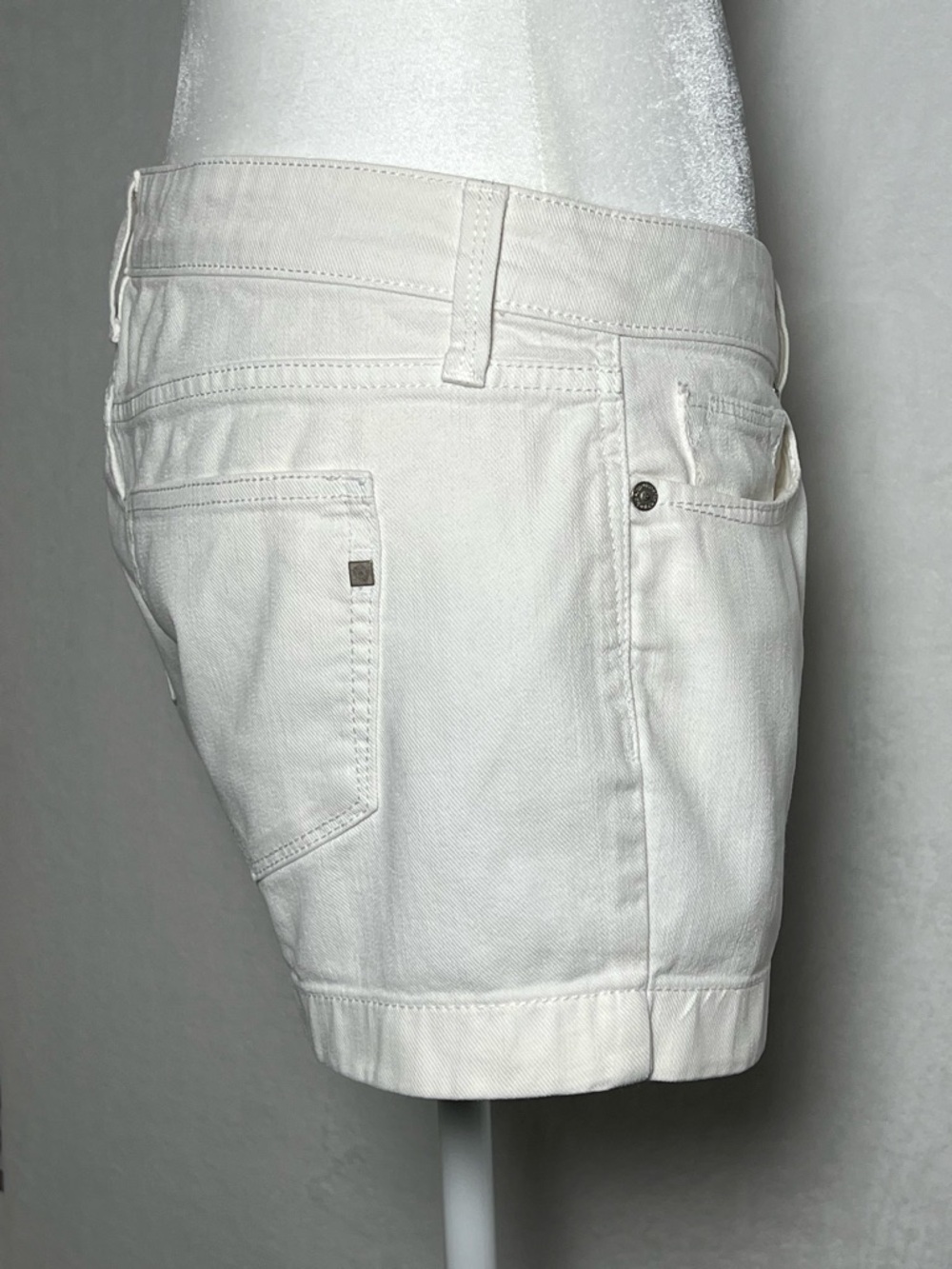 jcp White Cotton Blend Low Rise Shorts - size 4 - Picture 7 of 10